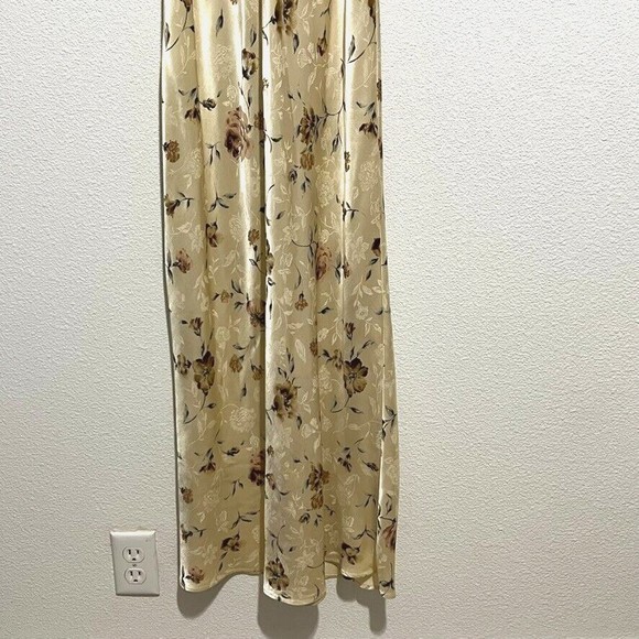 1990s Classic Silky Floral Brocade Sleeveless Dress-Back Button Key Hole Closure - Picture 5 of 13